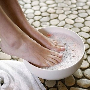 Ванночки для ніг з сіллю   користь для шкіри ніг і всього організму