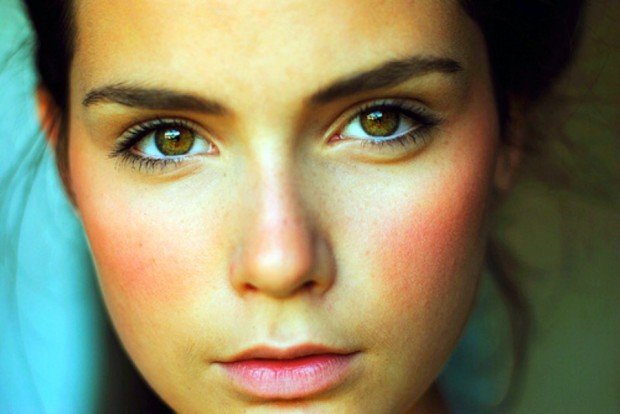 Як позбутися почервоніння на обличчі: 10 способів