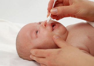 Як чистити носик новонародженому