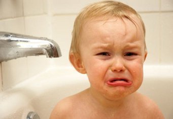 Чому дитина постійно плаче