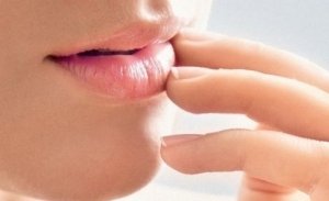Лікуємо тріщини на губах в домашніх умовах