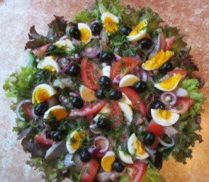 Салат з шпинату і зеленого салату з оселедцем і яйцем