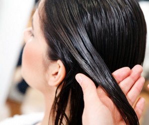 Як використовувати мигдальне масло для росту і зміцнення волосся?