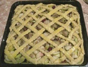 Лінивий пиріг із дріжджового тіста з яблучною начинкою.