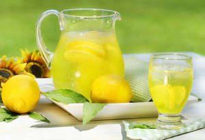 Лимонна вода натщесерце — як схуднути за її допомогою