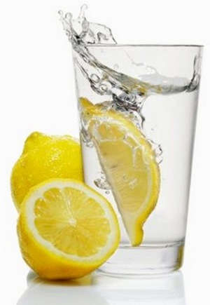 Лимонна вода натщесерце — як схуднути за її допомогою