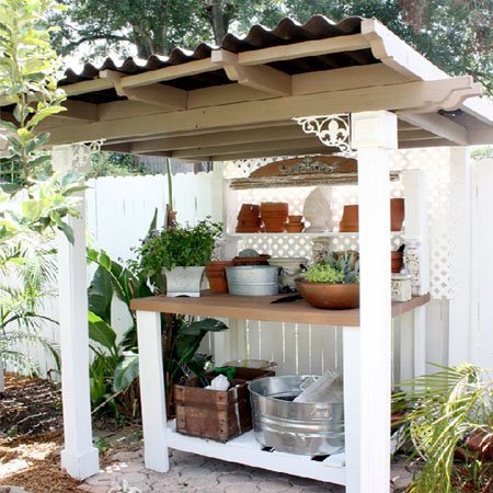 Садові меблі: 10 практичних ідей для роботи в саду