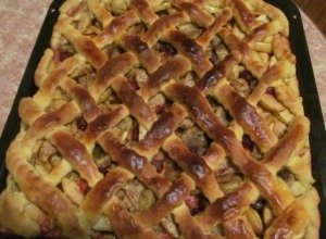 Лінивий пиріг із дріжджового тіста з яблучною начинкою.