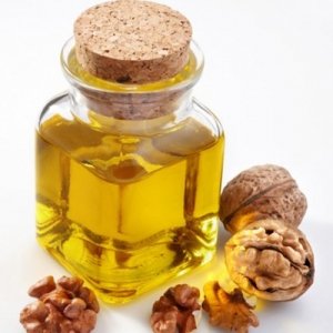 Застосування масла волоського горіха в домашній косметології та народній медицині
