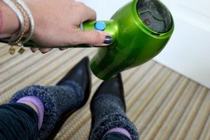 Ефективні методи: як швидко розносити тісне взуття в домашніх умовах?