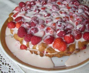 Медовий торт з ягодами полуниці і малини.