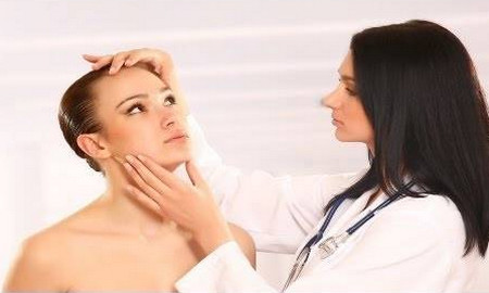 Як вилікувати прищі на обличчі і чи варто звертатися до лікаря з цього приводу