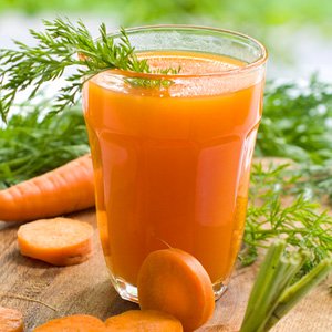 Свіжовичавлений морквяний сік — чим корисний і кому протипоказаний