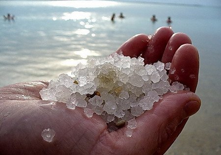 Секрети застосування морської солі від прищів: рецепти для всіх типів шкіри
