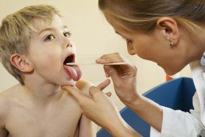 Червоне горло і температура у дитини