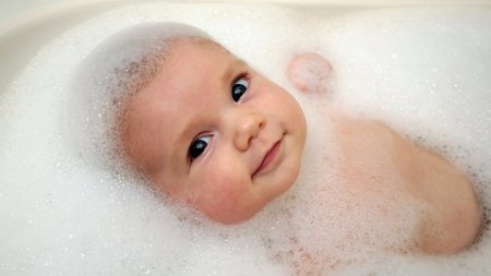 Що використовують для купання новонародженої дитини