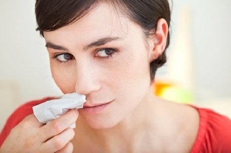 Кровотеча з носа: причини і що робити?