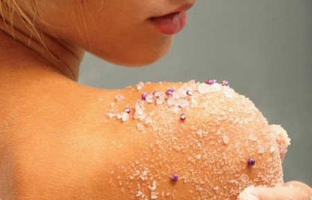 Секрети застосування морської солі від прищів: рецепти для всіх типів шкіри