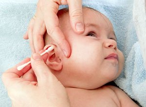 Як чистити вуха дитині?