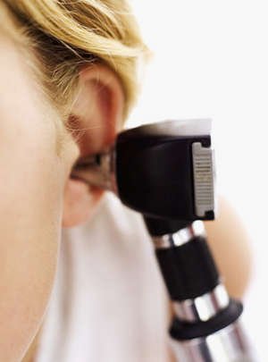 Як лікувати захворювання вух за допомогою камфорного масла