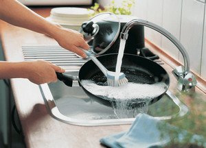 5 способів, як в домашніх умовах видалити нагар зі сковороди