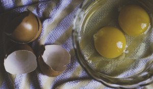 Маска для волосся з яйця: користь, застосування і рецепти