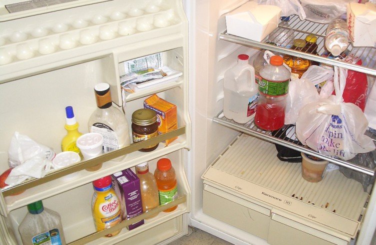 Чистота в будинку: як позбутися запаху в холодильнику народними засобами