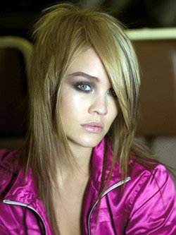 Модельні стрижки з назвою на жіночі довгі волосся