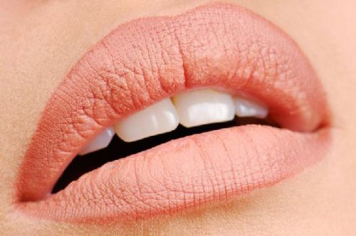 Як самостійно змінити форму губ