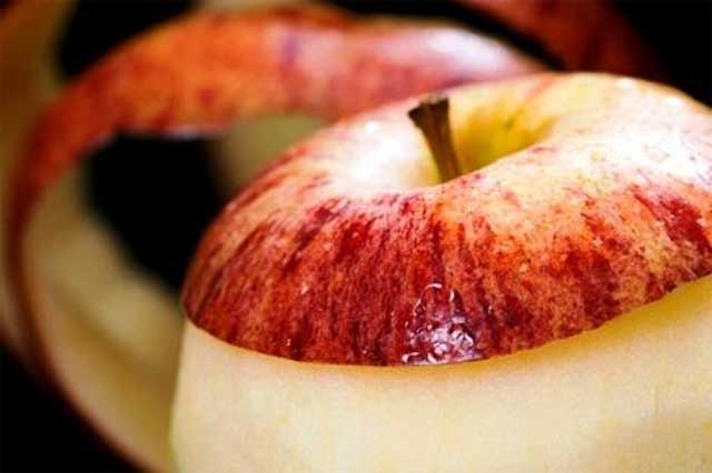 Потрібно чистити яблука від шкірки?
