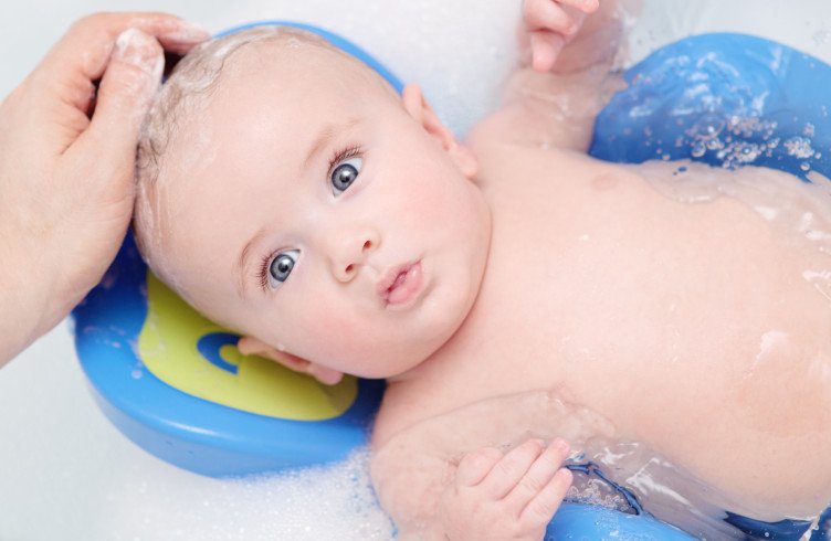 Як купати новонародженого дитини перший раз