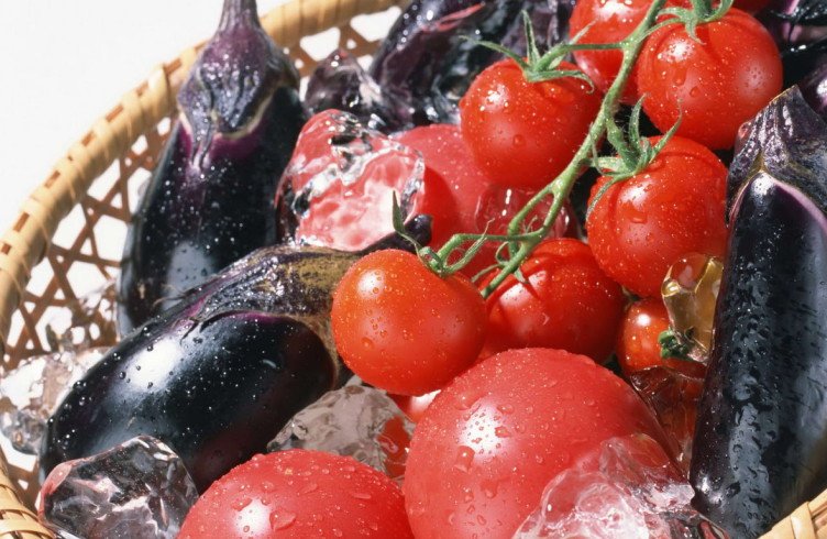 Як смачно приготувати баклажани з помідорами?