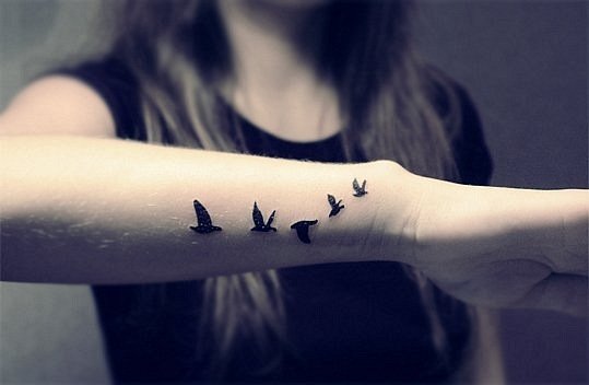 Татуювання для дівчат на руці у вигляді написів, зірочок і інші фото