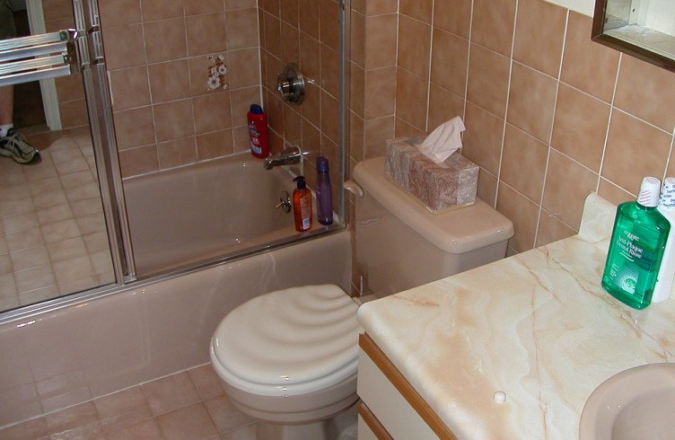 Що зручніше в маленькій ванній кімнаті — сидяча ванна або душова кабіна?