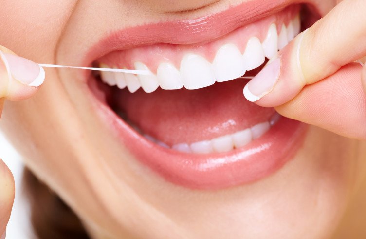 Зубна нитка — користь чи шкода і як правильно використовувати