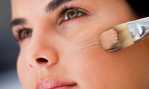 Секрети ідеального макіяжу: як правильно наносити тональний крем?