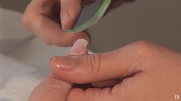 Як правильно зняти нарощені нігті   радить майстер з манікюру