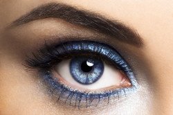 Як зробити гарний макіяж під колір очей?