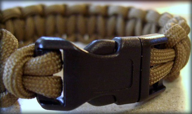 Як зробити браслет з шнурка на пластиковій застібці