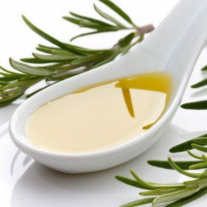 Ефірне масло розмарину — рецепти краси й інші варіанти використання