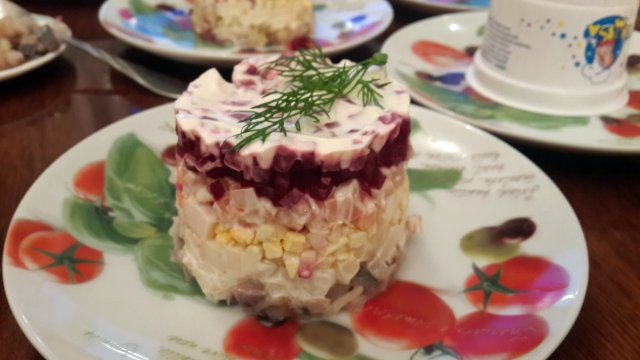 Святковий стіл без клопоту: смачні і прості салати на День народження