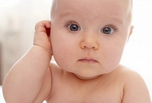 Чому дитина чухає вуха і потрібно звертатися до лікаря