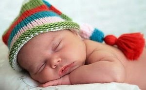 Скільки годин повинен спати дитина до року