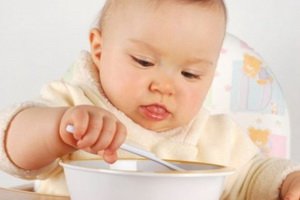 Як привчити дитину їсти ложкою