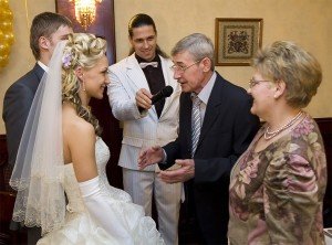 Тонкощі привітань на весіллі молодятам від батьків