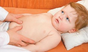 У дитини болить живіт – коли викликати швидку