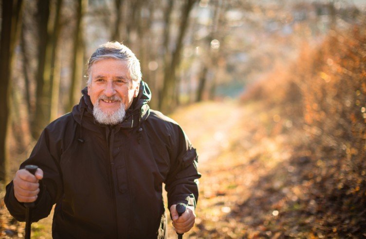 Користь скандинавської ходьби для літніх людей