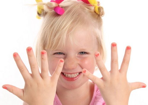 Чому у дитини зявилися білі плями на нігтях