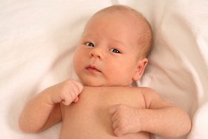 Причини і симптоми кривошиї у дітей першого року життя