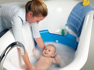 У чому полягає користь купання дитини?